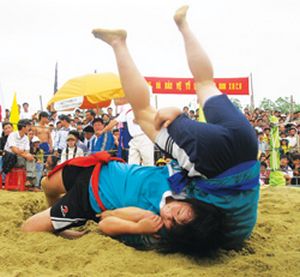 ບ້ານຊິງໃນແຂວງເທື່ອທຽນເຫ້ວຈັດບຸນແຂ່ງຂັນຕີມວຍປ້ຳ